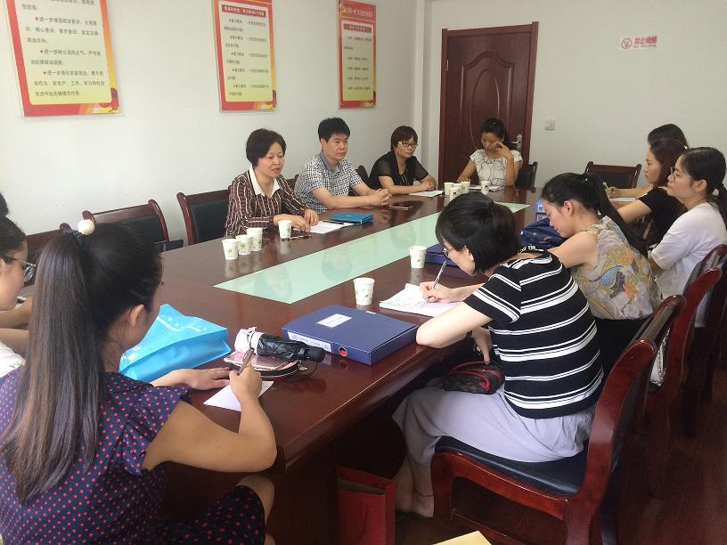 灞桥区妇联深入纺织城街道检查社区家长学校工