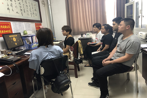 6.23看警示教育片.jpg