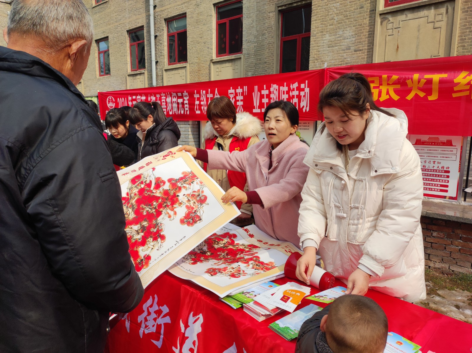 西安市灞桥区妇联开展“我们的节日·元宵节”巾帼志愿者进社区宣传活动