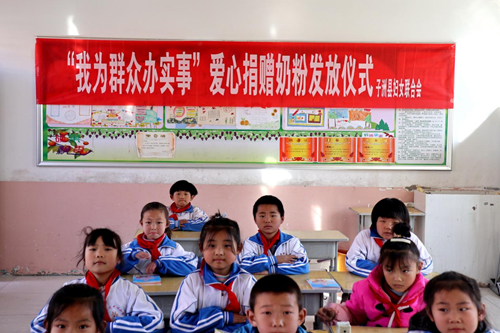 子洲县妇联在裴家湾镇举办爱心捐赠奶粉发放仪式